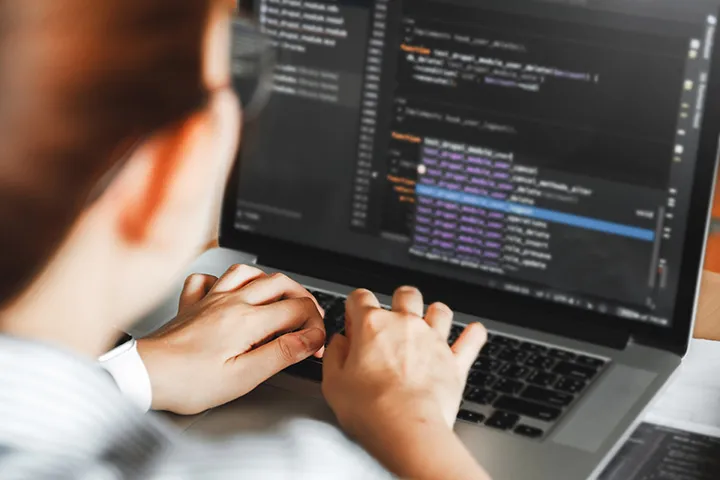 Webサイト制作のコーディングをする男性